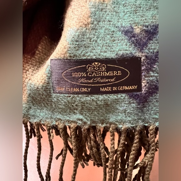 Hand tailored scarf - Picture 5 of 6